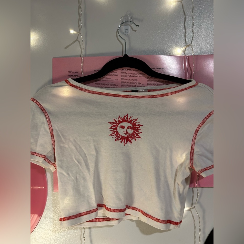 💗white crop top with red sun on front, red trimming